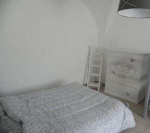 een slaapkamer met een bed, een dressoir en een ladder bij Charmant gîte 2 étoiles, parking privé à Ruoms in Ruoms
