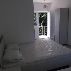 Un pat sau paturi într-o cameră la CASA DRAGOȘ