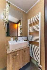 bagno con lavandino e specchio di MegaLuxe Apartment a Heraklion