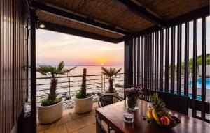 Balkón nebo terasa v ubytování Beach Front Home In Kozino