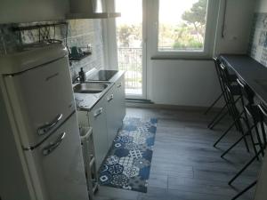 una cucina con lavandino e piano di lavoro di ACCADEMIA Rooms a Livorno