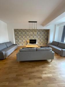 Sala de estar con 2 sofás y mesa en Boutique Apartments - Old Town 120m2 - Private Underground Parking -, en Wroclaw