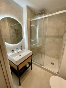 Un baño de Boutique Apartments - Old Town 120m2 - Private Underground Parking -