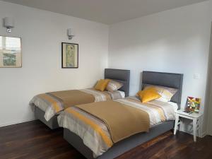 - 2 lits installés l'un à côté de l'autre dans une chambre dans l'établissement APARTMA FIREFLY1, à Ljubljana