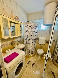 A bathroom at Guest House Djakonovic