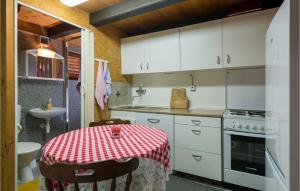 Kuchnia lub aneks kuchenny w obiekcie 1 Bedroom Cozy Apartment In Premantura