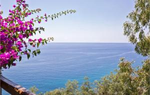 una vista sull'oceano da una collina con fiori di Villa Alessia a Santa Maria