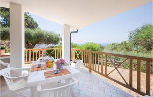 d'une terrasse avec une table et des chaises sur un balcon. dans l'établissement Villa Alessia, à Santa Maria