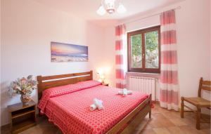 - une chambre avec un lit et une fenêtre dans l'établissement Villa Alessia, à Santa Maria