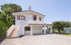 una grande casa bianca con scale e alberi di Villa Alessia a Santa Maria