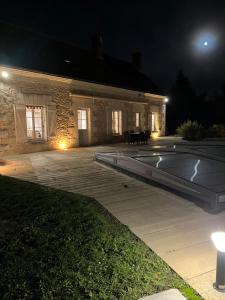 Bazén v ubytovaní Longère avec Piscine Couverte Chauffée privative de Avril à Septembre alebo v jeho blízkosti