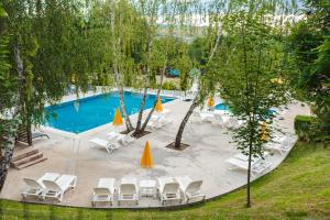 Bazén v ubytování La Mesteceni & Loc cu Stări de Bine, SPA adult only nebo v jeho okolí