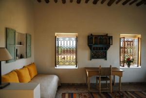 a living room with a couch and a table at Dar Tasmayoun in Aït Ourir