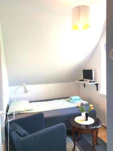 um quarto com uma cama, uma mesa e um sofá em NICE TOPFLOOR STUDIO APARTMENT em Copenhague