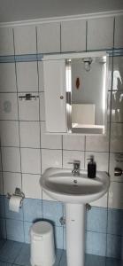 bagno con lavandino, servizi igienici e specchio di Windy Place a Fourfourás