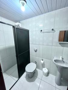 ein Bad mit einem WC und einem Waschbecken in der Unterkunft Parada do Parque Hotel in Penha