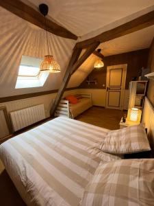 una camera con un grande letto di Longère avec Piscine Couverte Chauffée privative de Avril à Septembre a Luzillé