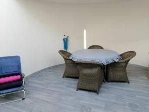 einen Tisch mit Stühlen und einen Regenschirm in einem Zimmer in der Unterkunft ATTICO ARDESIA in Cefalú