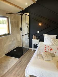 1 dormitorio con 1 cama grande y ducha de cristal en Évasion romantique, en Arles