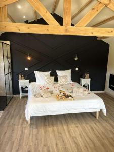1 dormitorio con 1 cama blanca grande y pared negra en Évasion romantique, en Arles