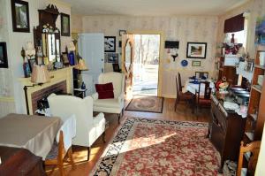 Heathwood Inn في بار هاربور: غرفة معيشة مع طاولة وغرفة طعام
