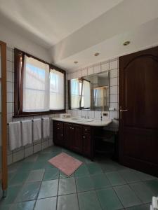 baño con lavabo y espejo grande en Pachisa sul mare en Torre Grande