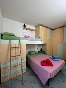 two bunk beds in a room with two red gloves at Pachisa sul mare in Torre Grande