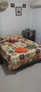 - un lit avec une couette colorée dans l'établissement Confort La Española, à Carthagène des Indes
