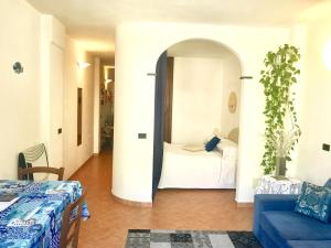 ein Schlafzimmer mit einem Bett und einem Sofa in einem Zimmer in der Unterkunft La Marina Vernazza Appartamento Piazza Marconi in Vernazza