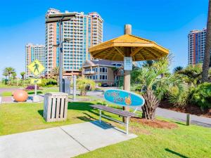 un parque con banco y sombrilla en Portofino Island Resort #5-1102, en Pensacola Beach