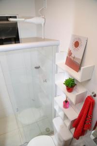 uma casa de banho com um WC branco e um chuveiro em AP 104-A Térreo Completo Aconchegante em Palmas