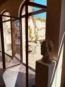 um busto de um homem em frente a uma janela em B&b kleinen bosch em Beveren