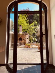 an open door with a view of a courtyard at B&b kleinen bosch in Beveren