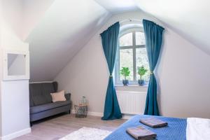 Schlafzimmer mit einem Bett und einem Fenster in der Unterkunft The Modern House in Raciechowice