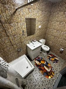 uma casa de banho com um lavatório e um WC em ZARA Guest House em Bukhara