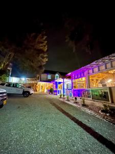 ein Gebäude, das nachts lila leuchtet in der Unterkunft Eco Hotel Terrabella in Santa Elena