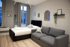 - un salon avec un canapé et un lit dans l'établissement Studio On The Rows - Central City Centre, à Chester