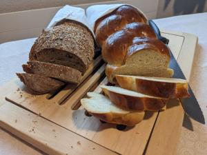 una tabla de cortar con rodajas de pan. en 22 – Zimmer & Zmorge, en Kreuzlingen
