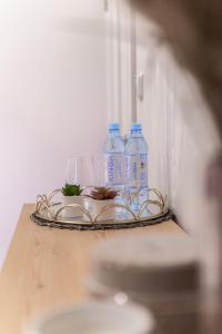 ein Tablett mit Wasserflaschen und Teller mit Lebensmitteln in der Unterkunft The Modern House in Raciechowice