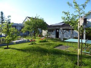 a yard with a picnic table in the grass at 22 – Zimmer & Zmorge in Kreuzlingen