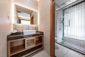 張家界市にあるHeart Residenceの洗面台とシャワー付きのバスルーム