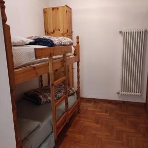 Palanda nebo palandy na pokoji v ubytování Casa San Valentino Dolomiti Val di Zoldo