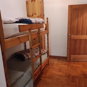 Palanda nebo palandy na pokoji v ubytování Casa San Valentino Dolomiti Val di Zoldo