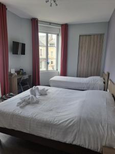 a hotel room with two beds and a window at Le petit Védaquais in Vaas