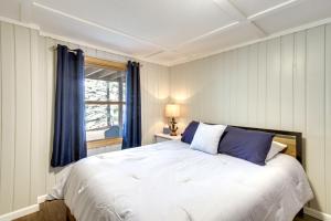 - une chambre avec un grand lit et une fenêtre dans l'établissement Remer Vacation Rental Home with Wraparound Deck, à Remer