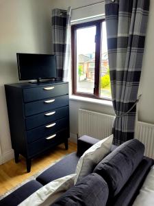 TV a/nebo společenská místnost v ubytování Grange House B&B