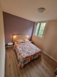 1 dormitorio con cama y ventana en Appartement VUe MER avec parking gratuit sur place, en Bastia
