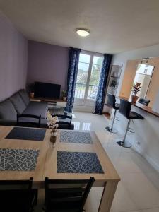 een woonkamer met een bank en een tafel en stoelen bij Appartement VUe MER avec parking gratuit sur place in Bastia
