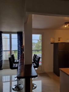 uma cozinha com mesa e cadeiras num quarto em Appartement VUe MER avec parking gratuit sur place em Bastia