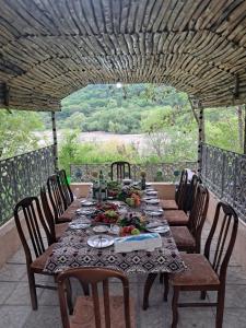 una mesa para una comida en el patio en Sahil Baği, en Qusar